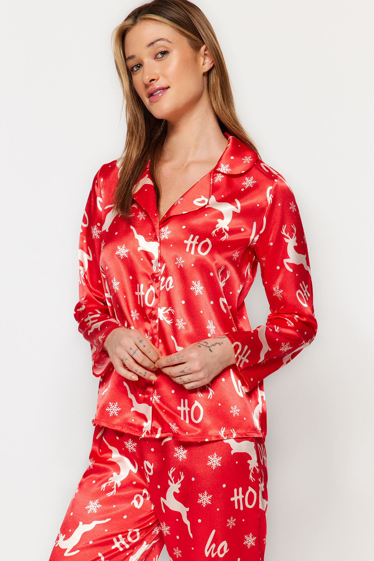 Красный тканый пижамный комплект из атласной рубашки и брюк с новогодней тематикой Trendyol