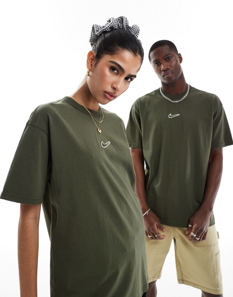 

Nike — темно-зеленая футболка оверсайз с центральным логотипом