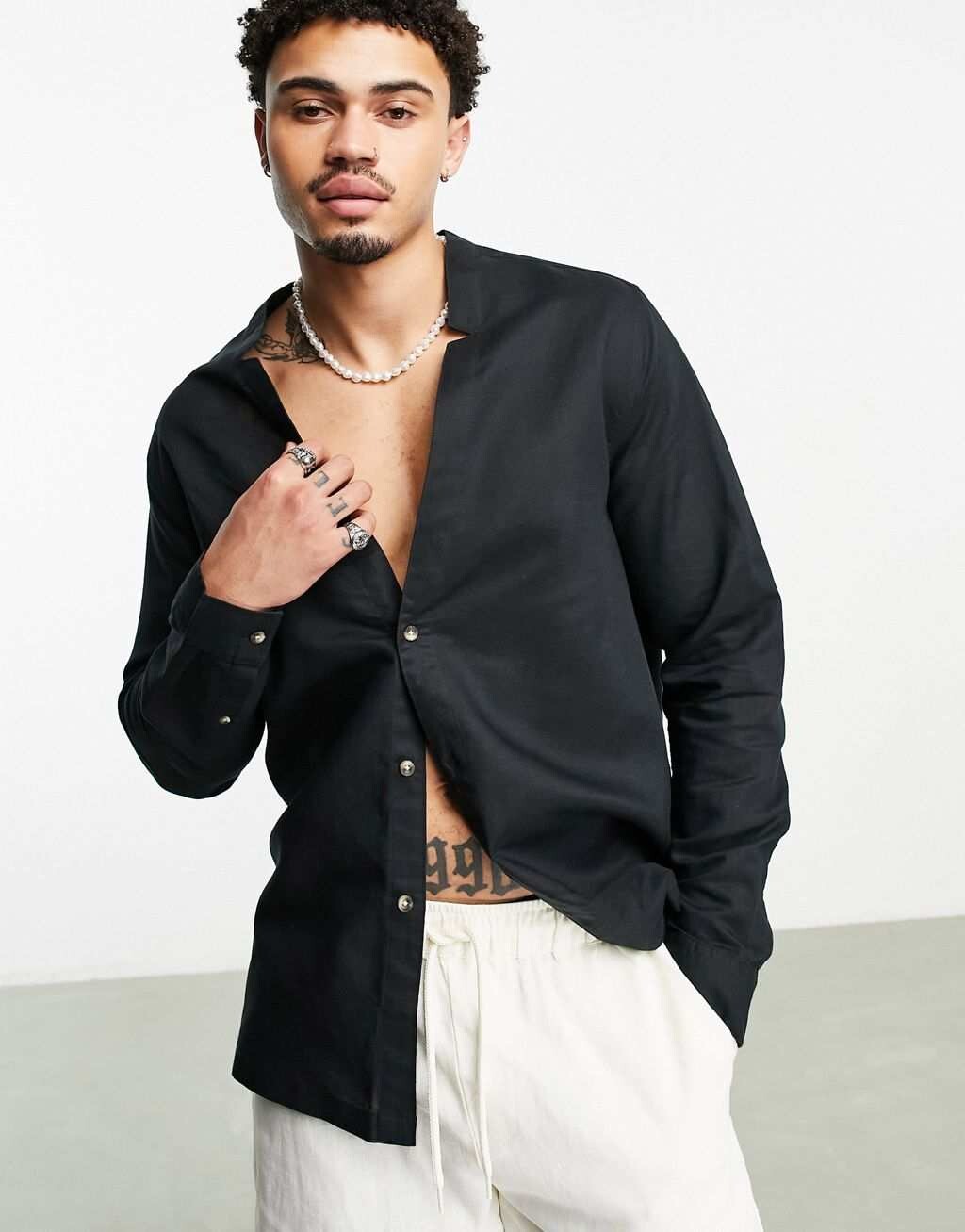 

Черная льняная рубашка с глубоким вырезом ASOS DESIGN