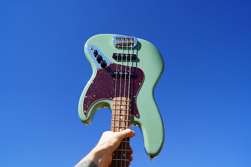 

Басс гитара G&L USA Fullerton Deluxe JB Matcha Green/Pine Body 4-String Electric Bass Guitar w/ Gig Bag