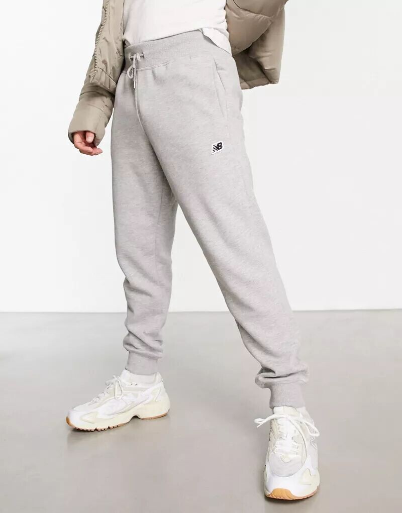 

Серые джоггеры с маленьким логотипом New Balance