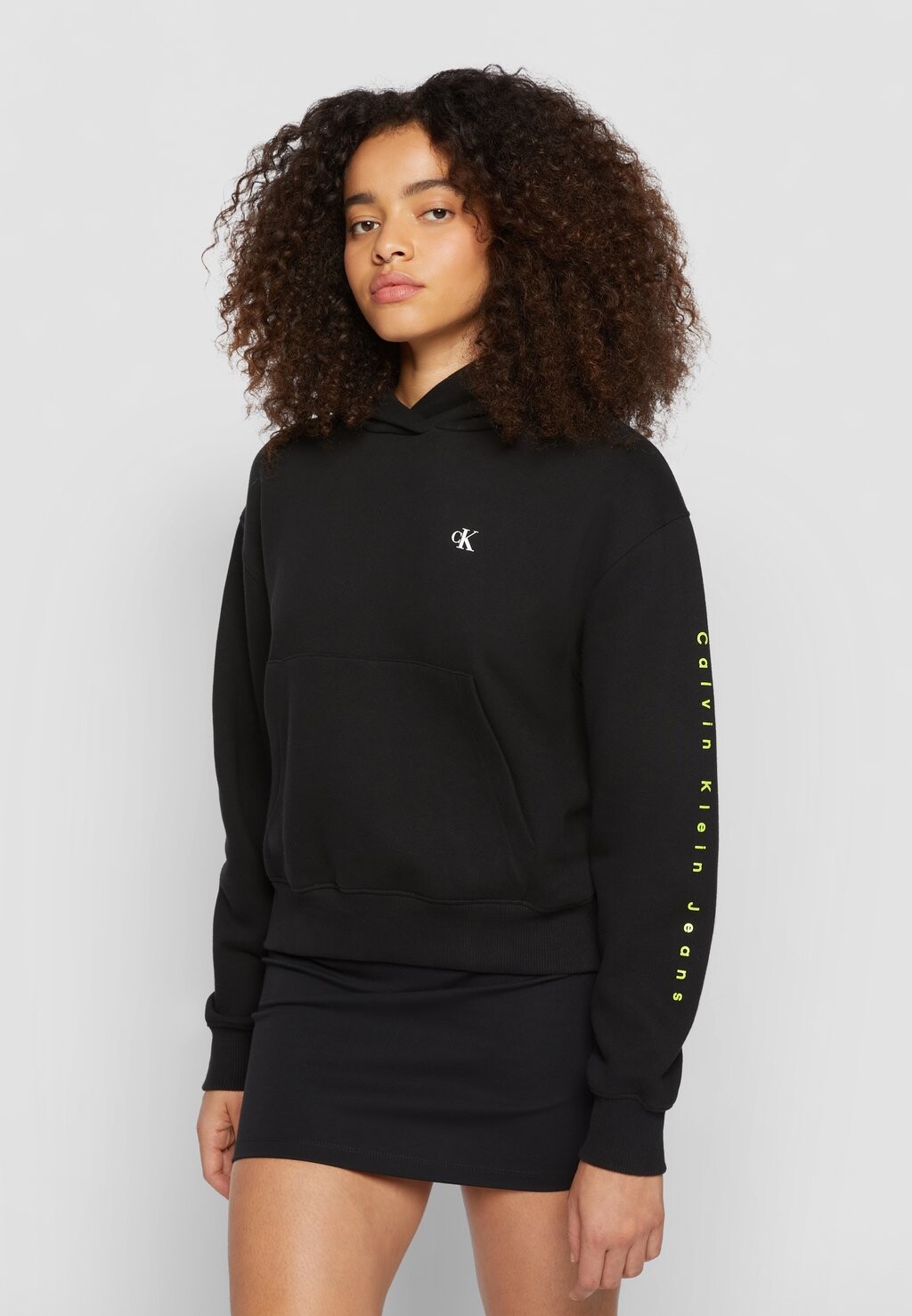 

Толстовка ЭКСКЛЮЗИВНАЯ ХУДИ С МУЛЬТИГРАФИКОЙ Calvin Klein Jeans, черный
