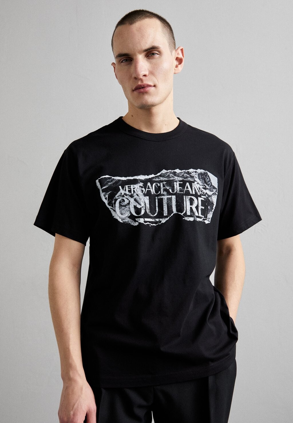 

Футболка с принтом Logo Magazine Versace Jeans Couture, черный