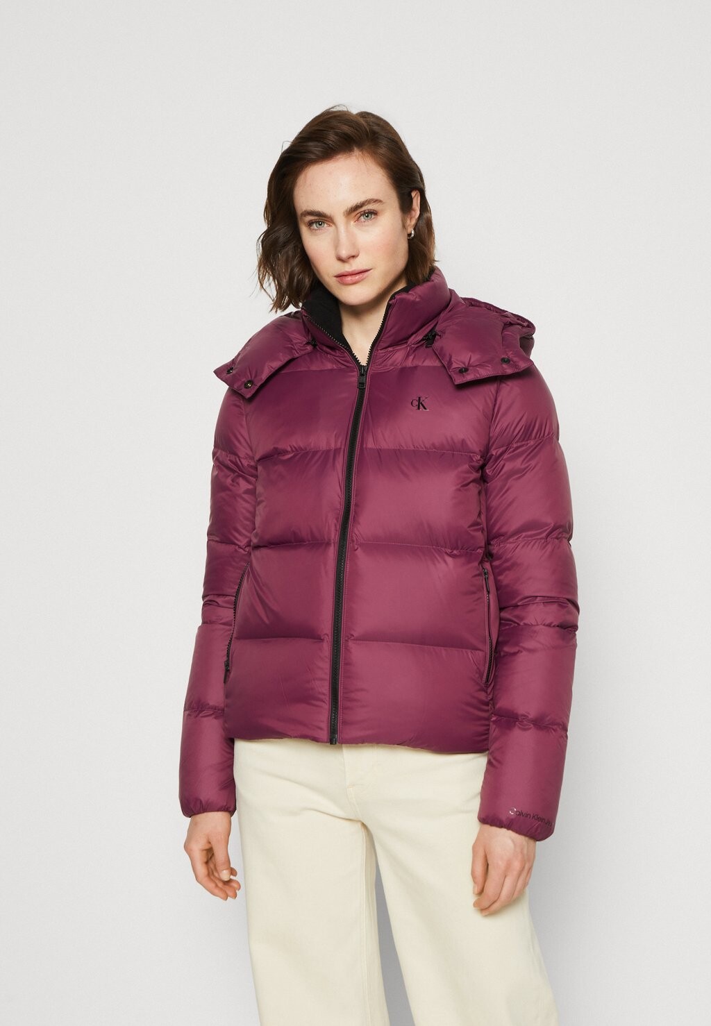 

Пуховик ARCHETYPE SHORT PUFFER Calvin Klein Jeans, амарант