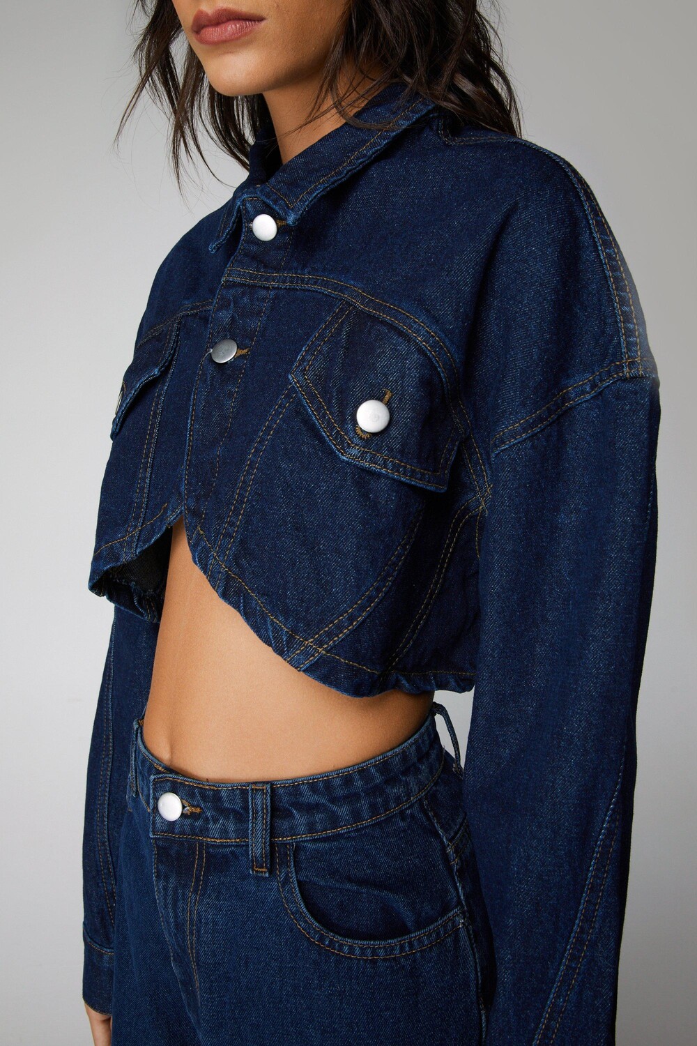 

Укороченная джинсовая куртка с изогнутым краем Nasty Gal, синий