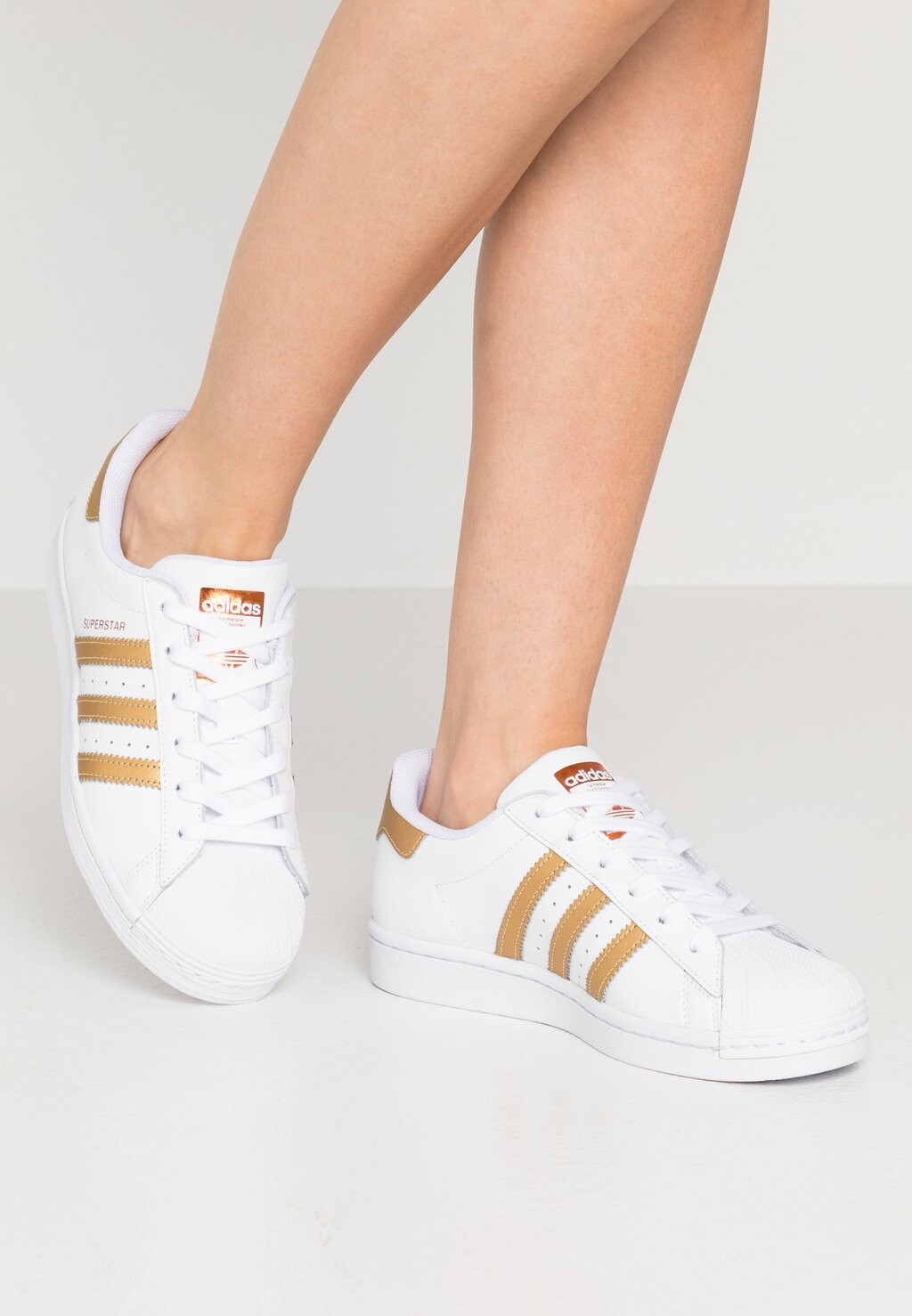 

Кроссовки adidas Originals Superstar, обувь белый / медный металлик