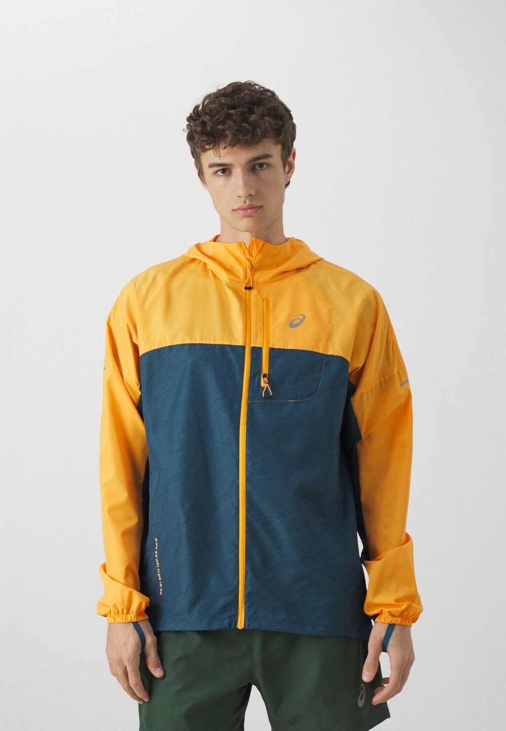 

Куртка для бега FUJITRAIL PACKABLE WINDBREAKER ASICS, цвет fellow yellow/magnetic blue