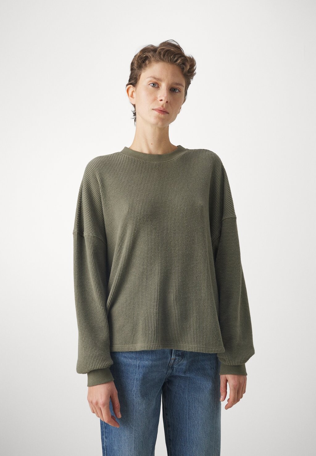 

Свитшот Abercrombie & Fitch ФУТБОЛКА OVERSIZE WAFFLE С ДЛИННЫМ РУКАВОМ, цвет DUSTY OLIVE