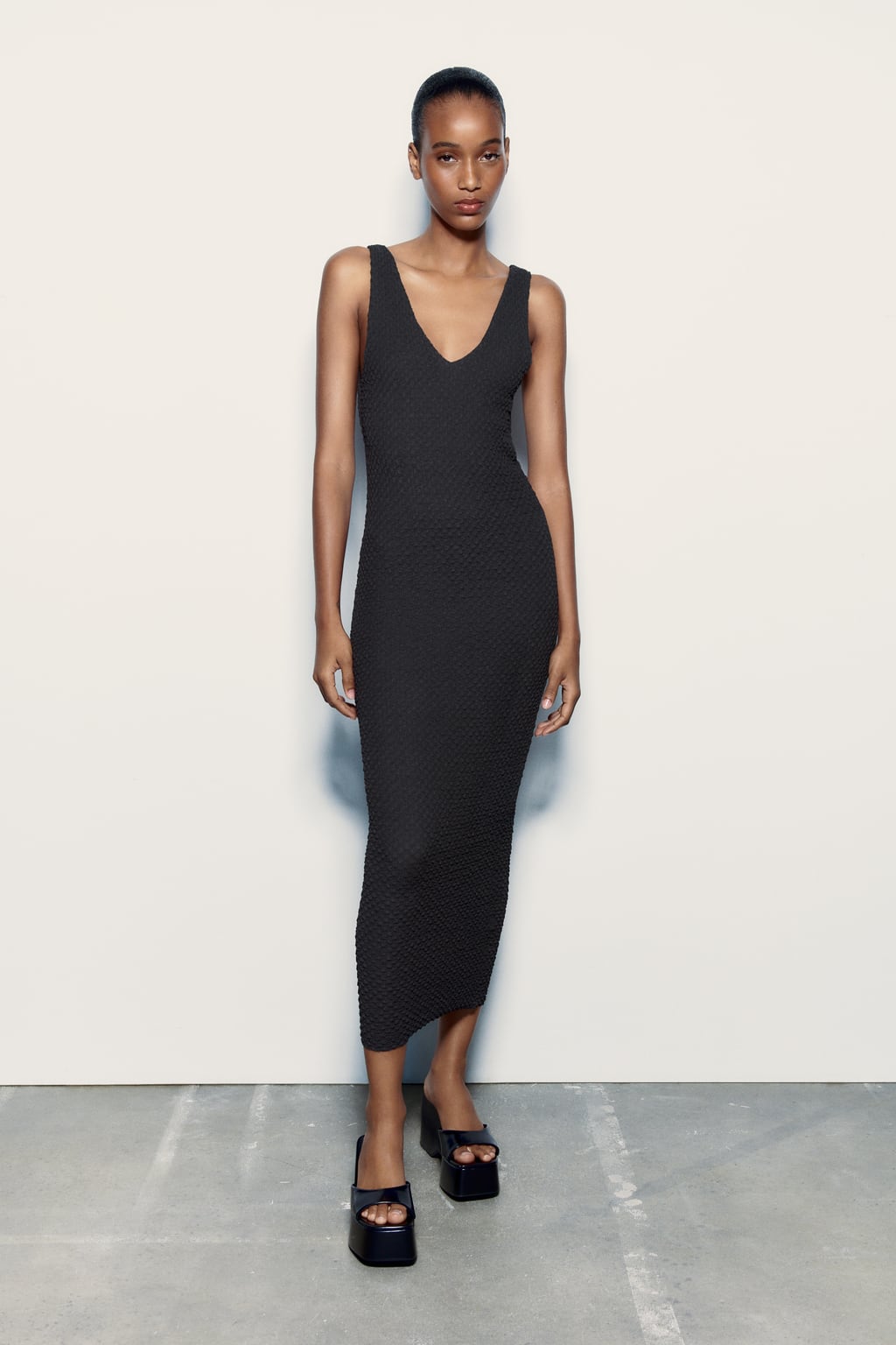 

Приталенное фактурное платье с бретелями ZARA, угольный