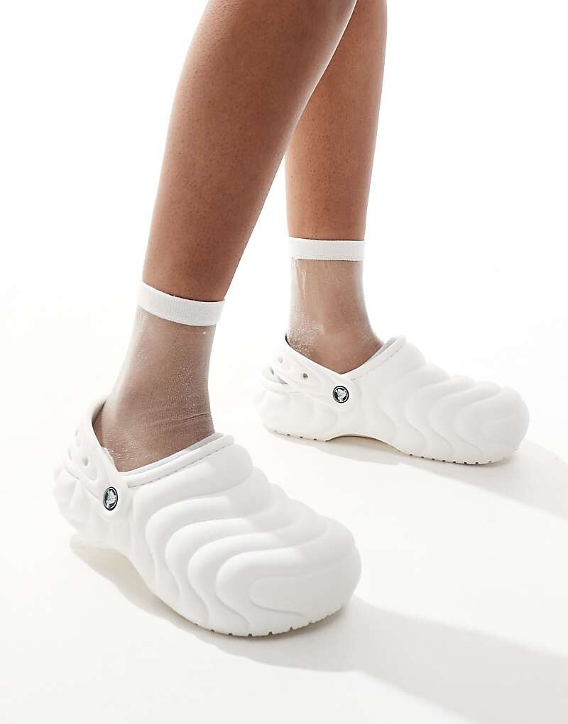 

Белые классические сабо унисекс на объемной подкладке Crocs