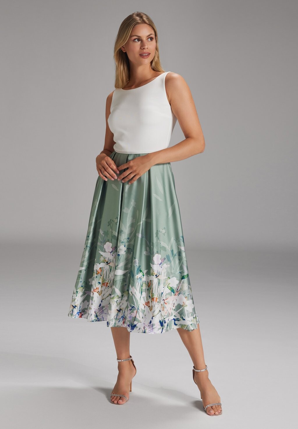 

Повседневное платье MIT BLUMIGEM BORDÜRENDRUCK Swing, цвет light green multi