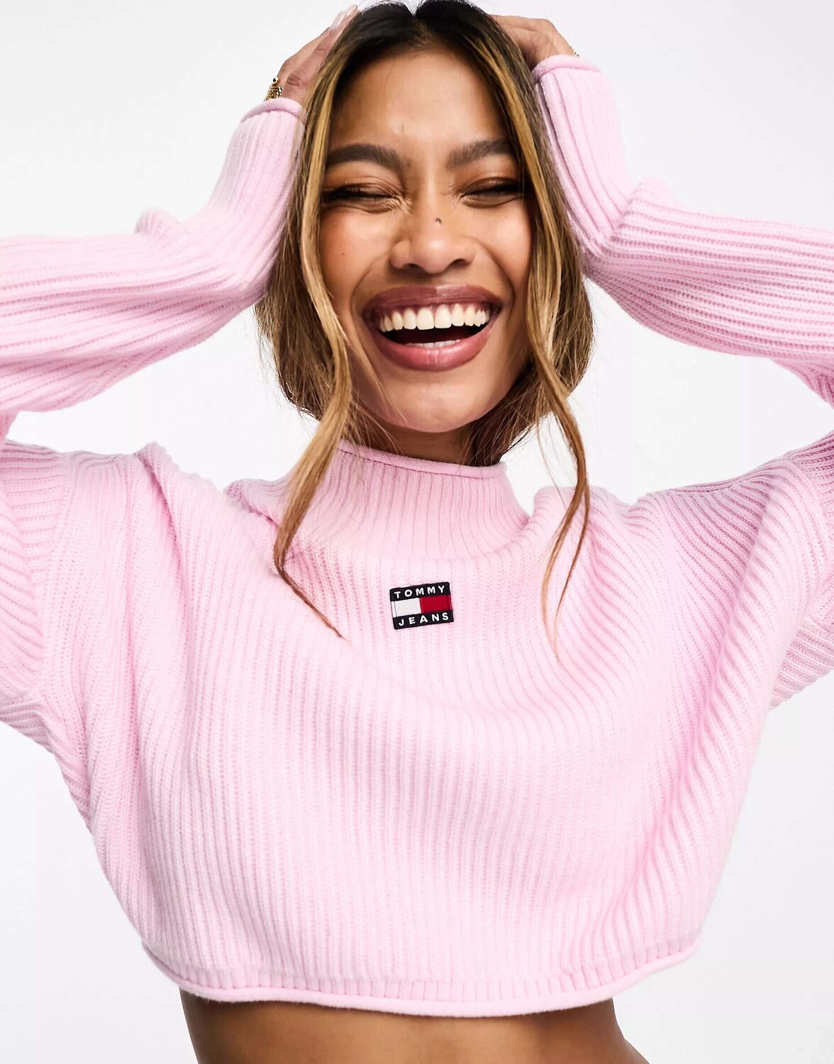 

Розовый свитер в рубчик с значком Tommy Jeans