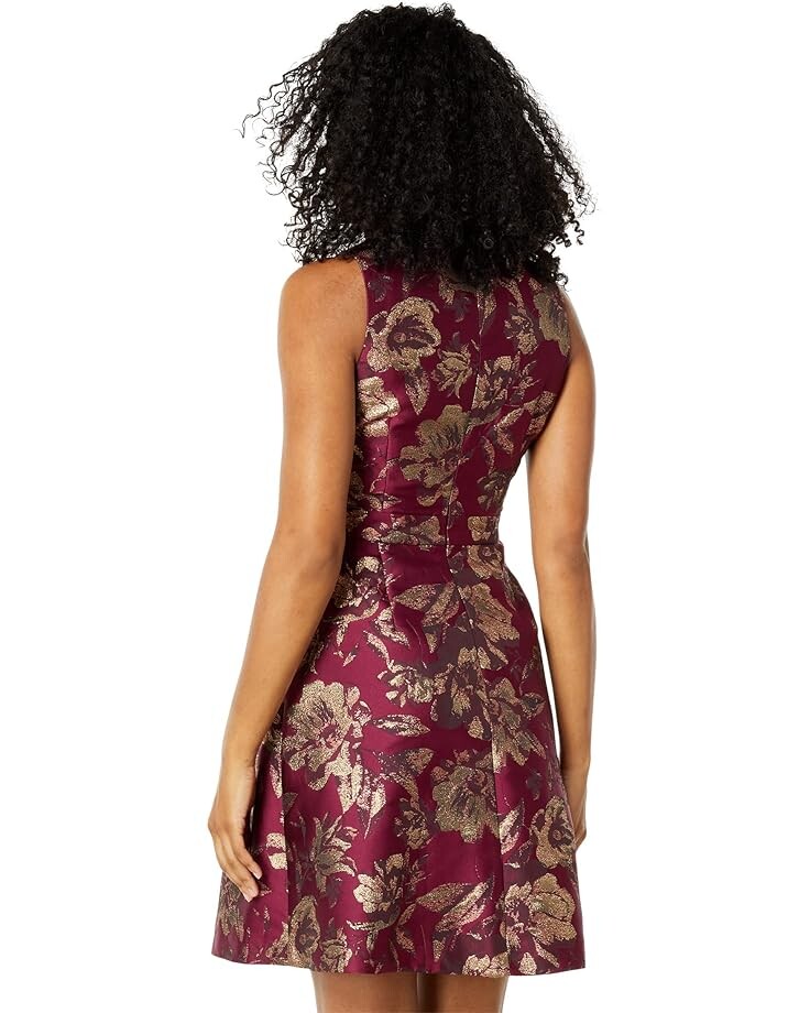 

Платье Vince Camuto Jacquard Ruffle Neck Fit-and-Flare, цвет Berry
