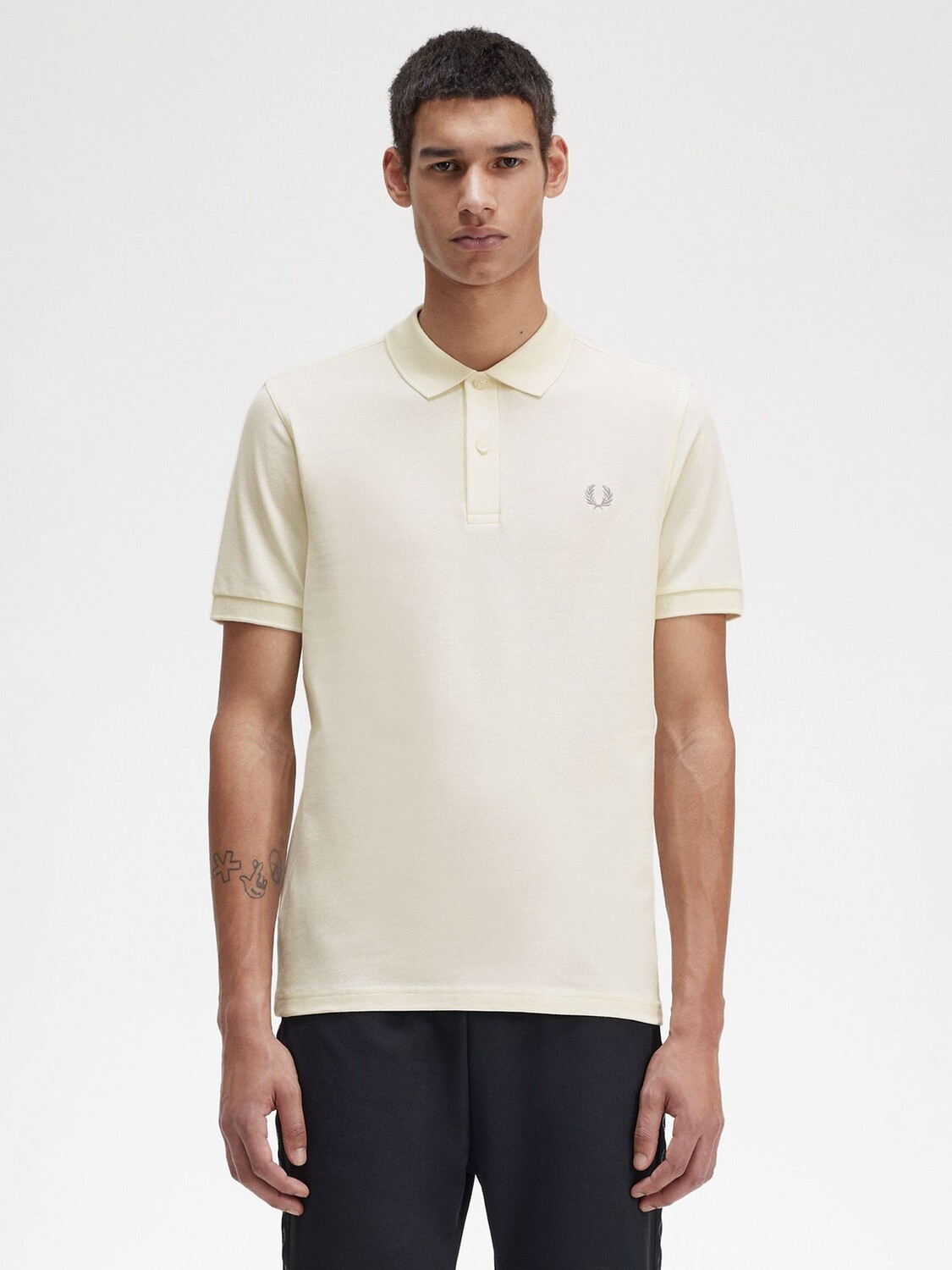 

Однотонная футболка-поло с короткими рукавами Fred Perry, экрю