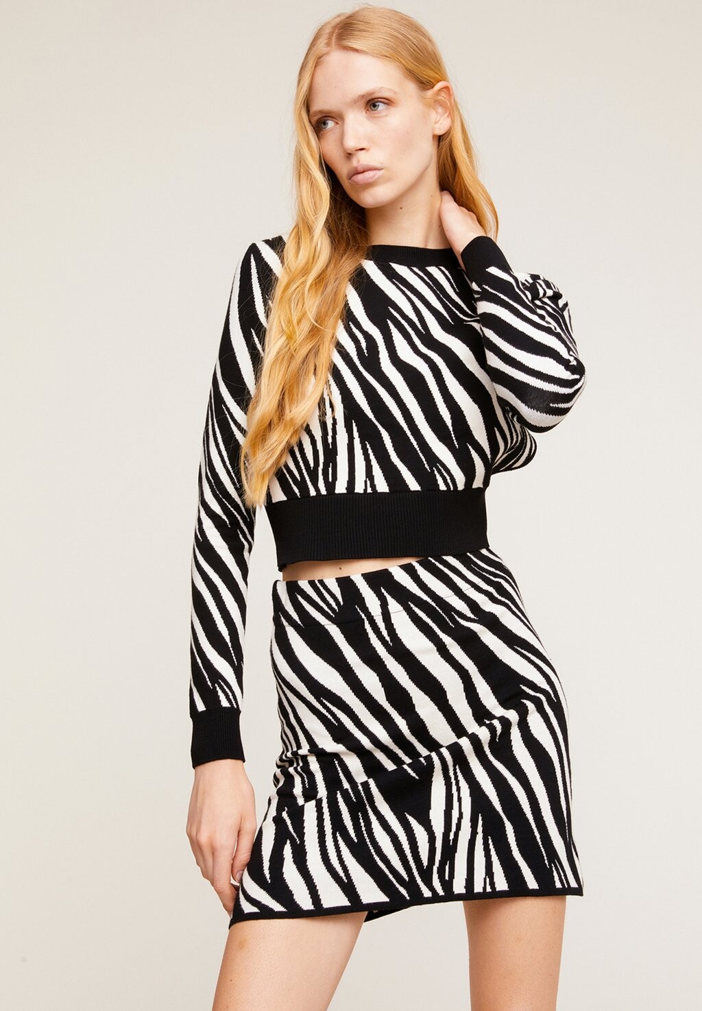 

Свитер Zebra-Patterned Cut-Out Motivi, черный