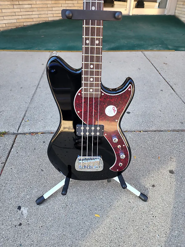 

Басс гитара G&L Tribute Series Fallout Bass Jet Black