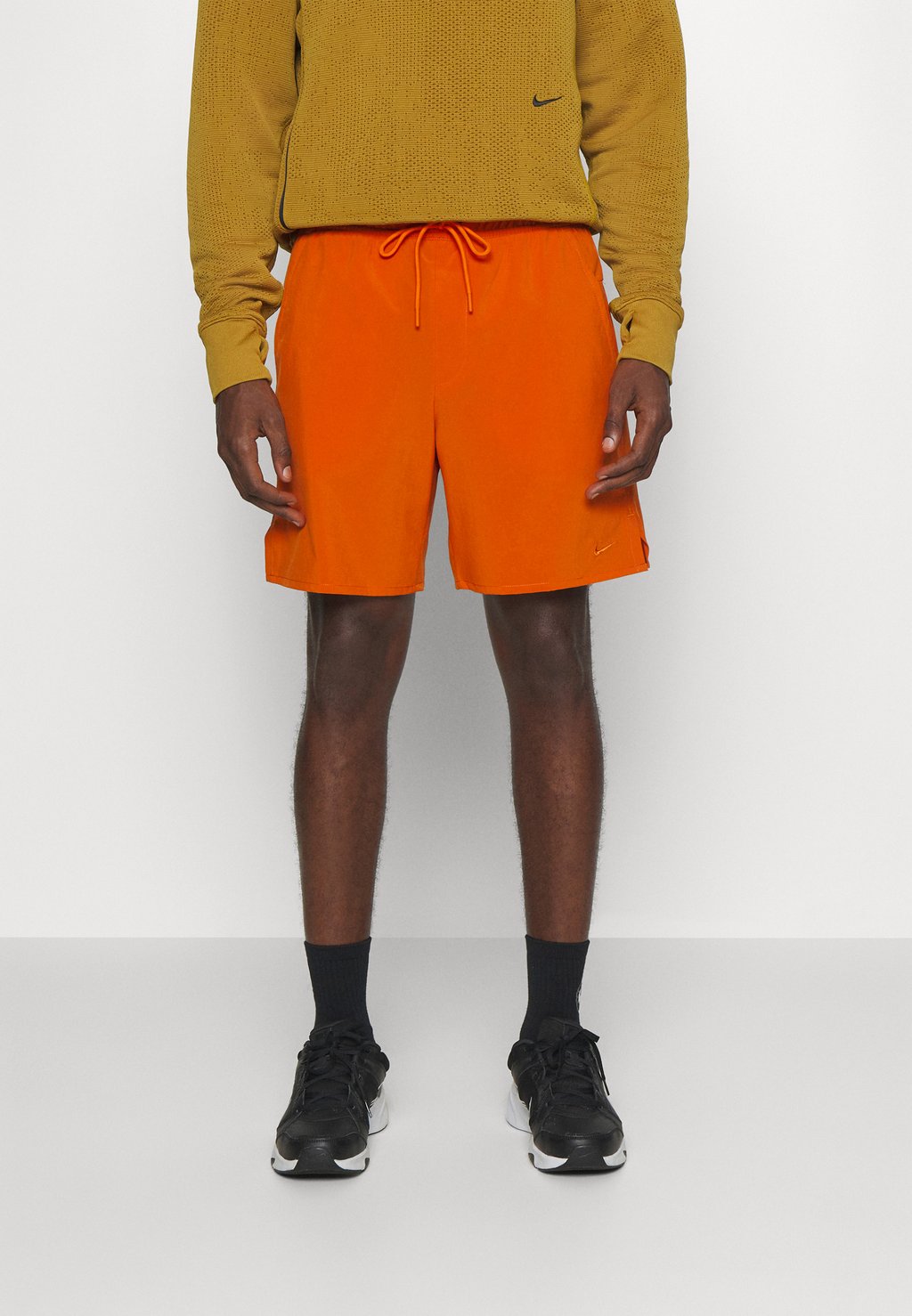 цена Спортивные шорты UNLIMITED Nike, оранжевый костер