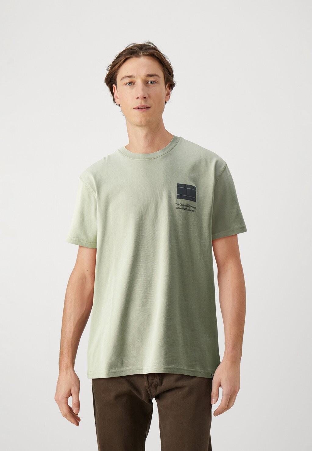 

Футболка с принтом ESSENTIAL FLAG TEE Tommy Jeans, цвет faded willow