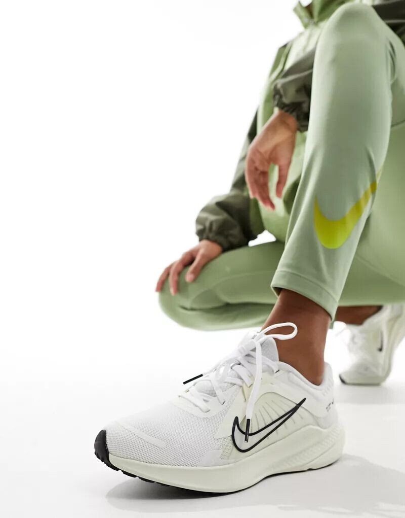 

Белоснежные кроссовки Nike Quest 5
