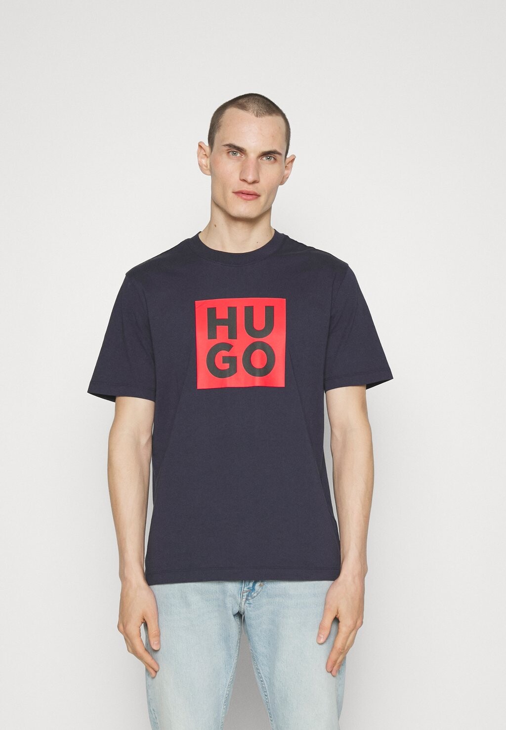 

Футболка с принтом HUGO, темно-синий