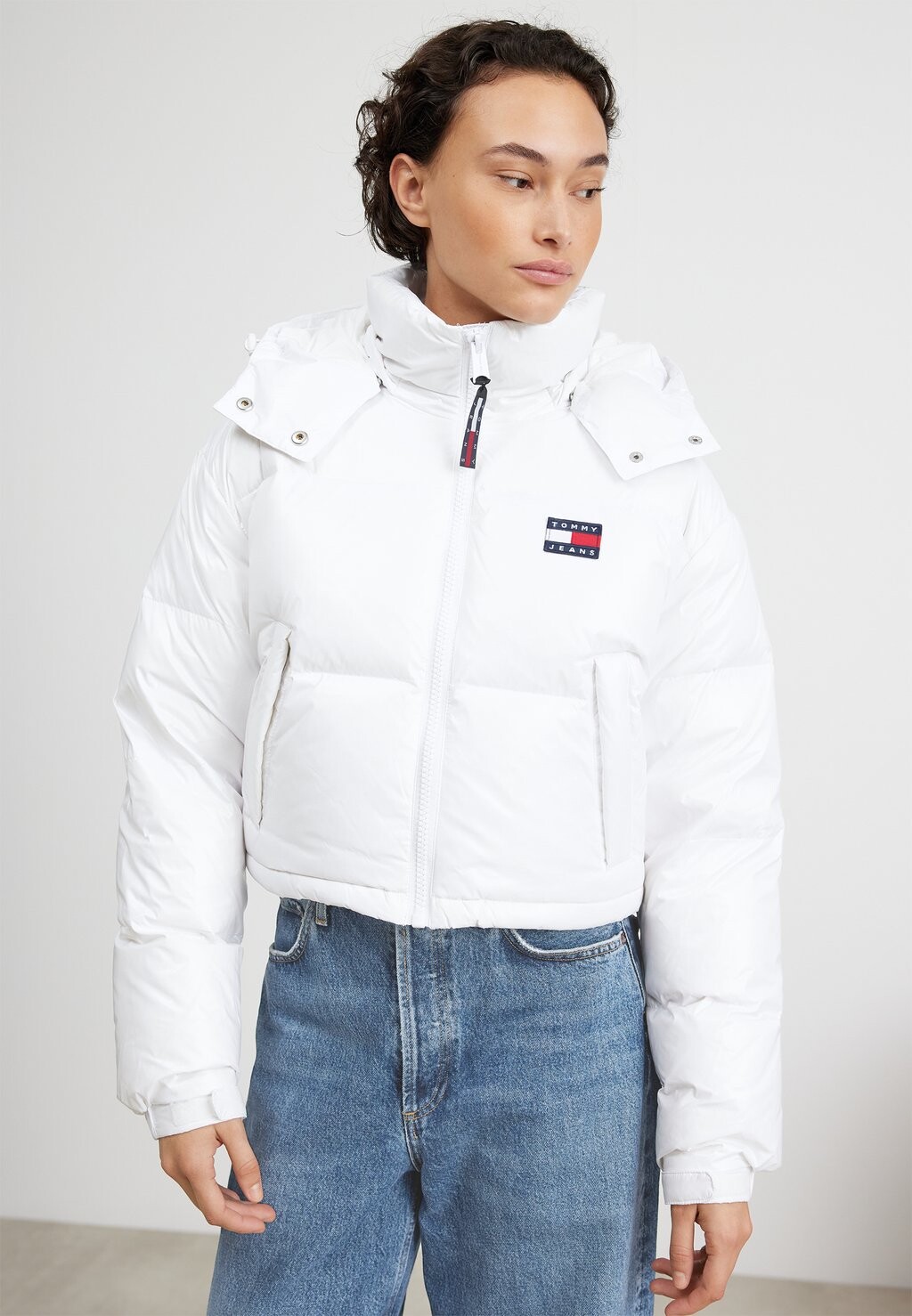 

Куртка Tommy Jeans АЛЯСКА ПУФФЕР, белый