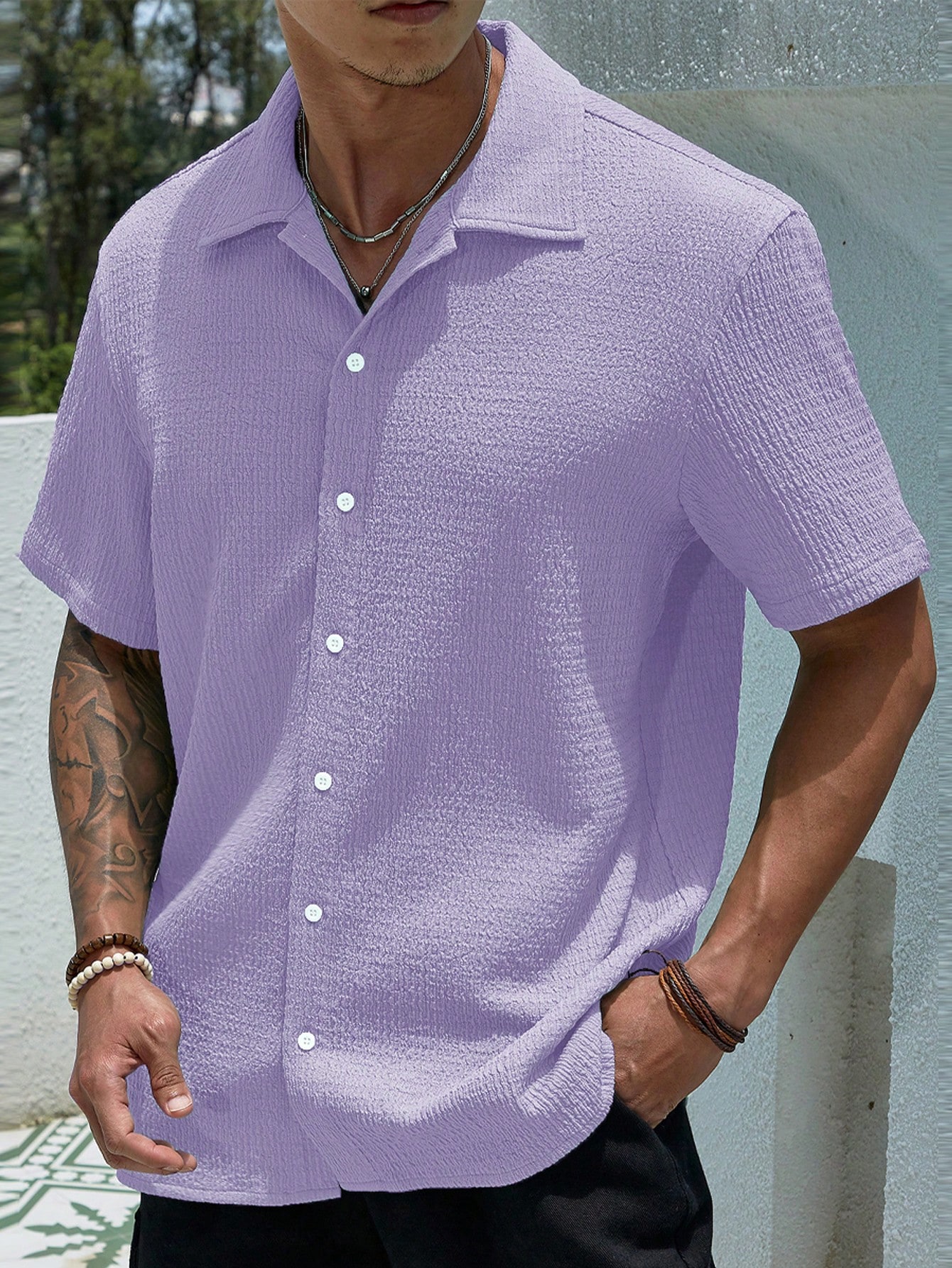 цена Мужская текстурированная рубашка на пуговицах с коротким рукавом Manfinity Homme, сиреневый фиолетовый