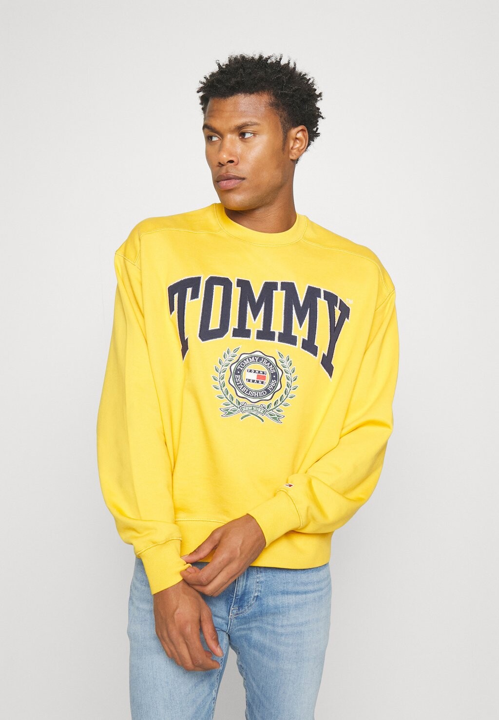 

Толстовка Tommy Jeans Boxy College Graphic Crew, золотой колледж, Желтый
