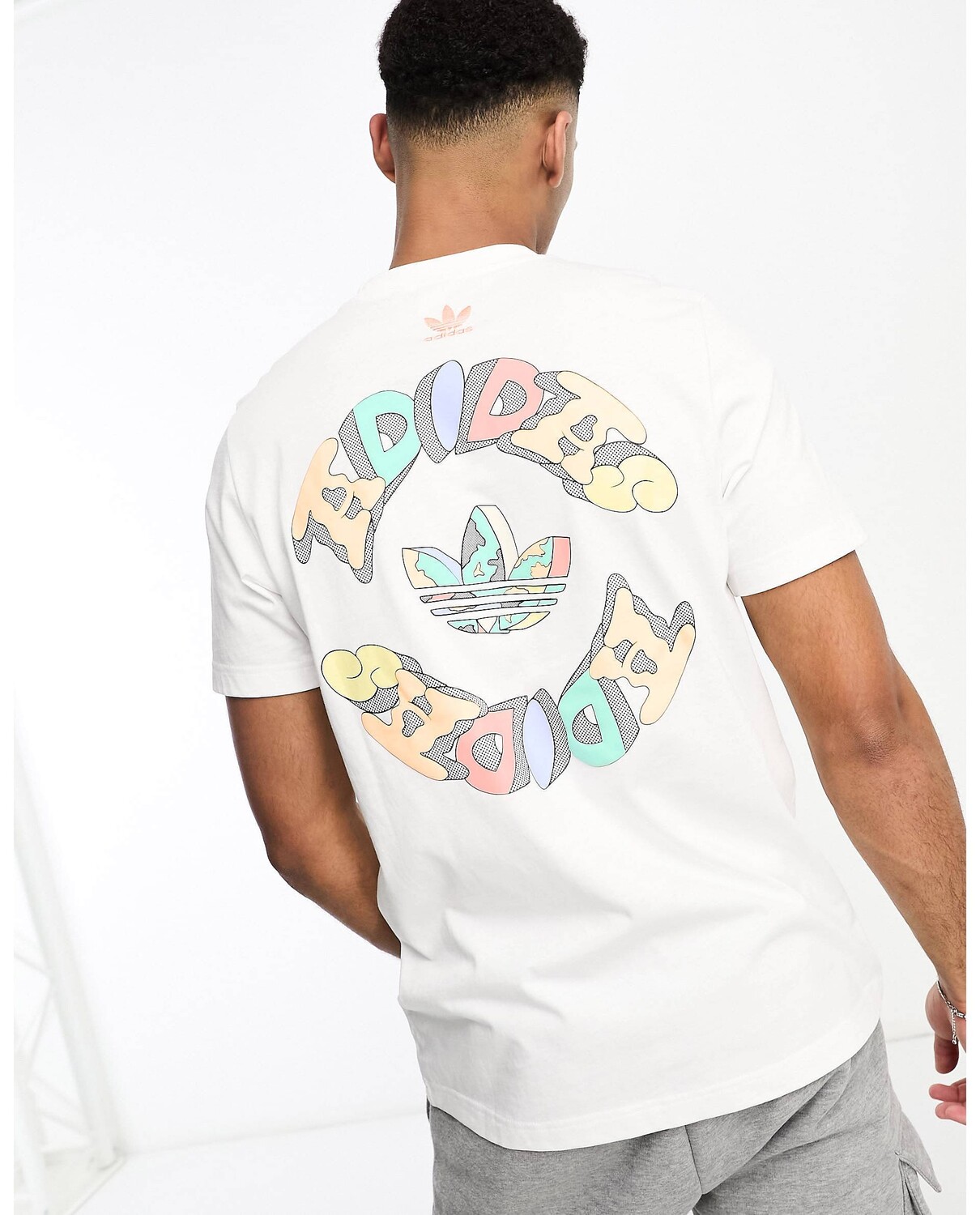 

Белая футболка с принтом на спине adidas Originals Enjoy Summer