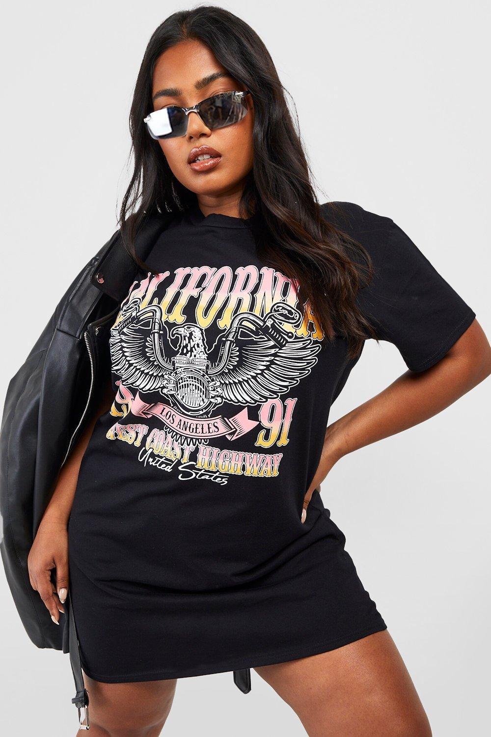 

Платье-футболка Plus California boohoo, черный