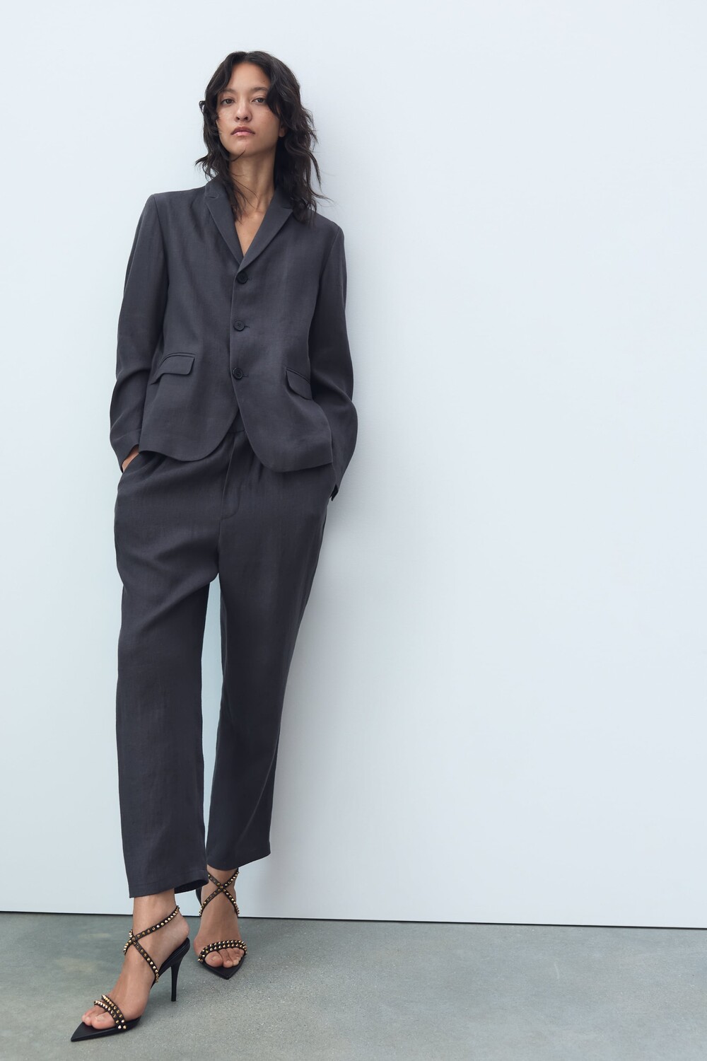 

Кожаные сандалии на высоком каблуке с заклепками Zara, черный