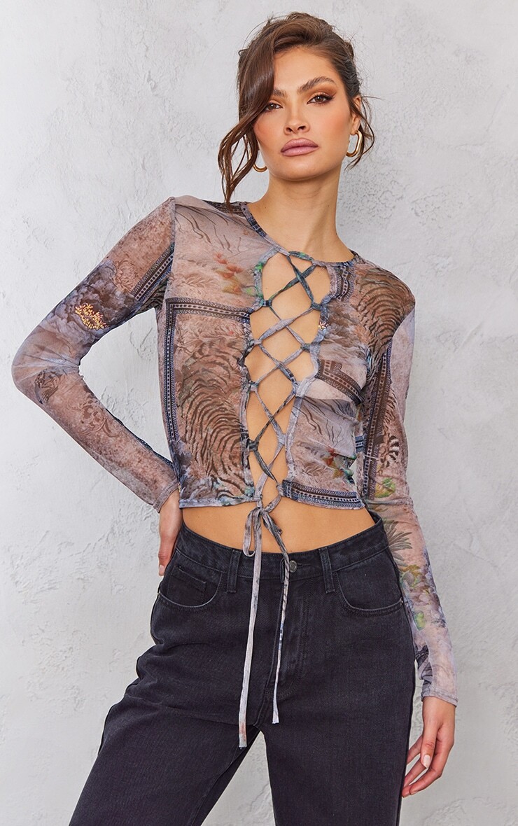

PrettyLittleThing Высокий кремовый топ со шнуровкой спереди и тигровым принтом
