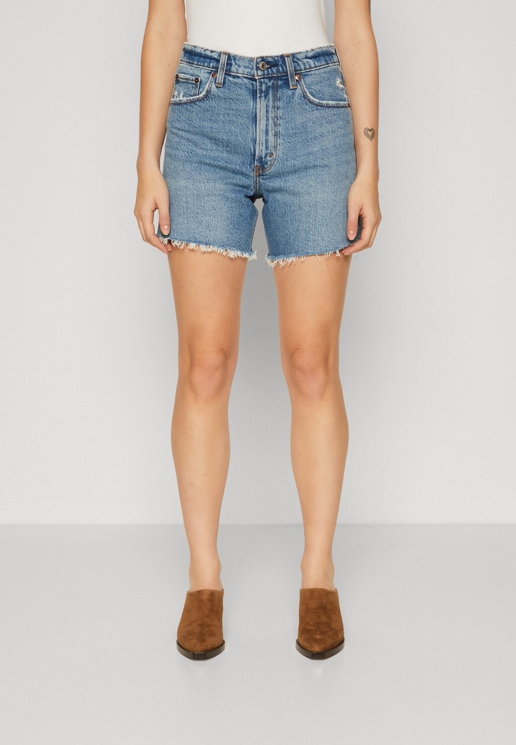 

Джинсовые шорты CLASSIC MEDIUM FRAY HEM DAD Abercrombie & Fitch, синий деним