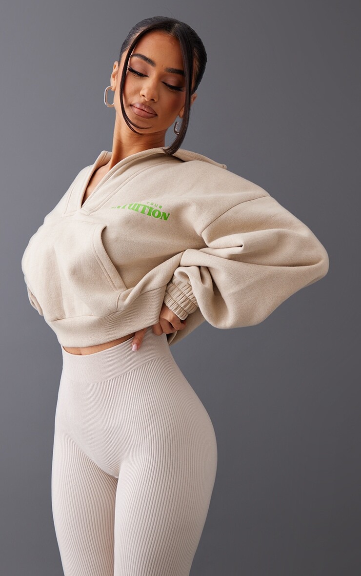 

PrettyLittleThing Укороченный свитшот Petite Oatmeal