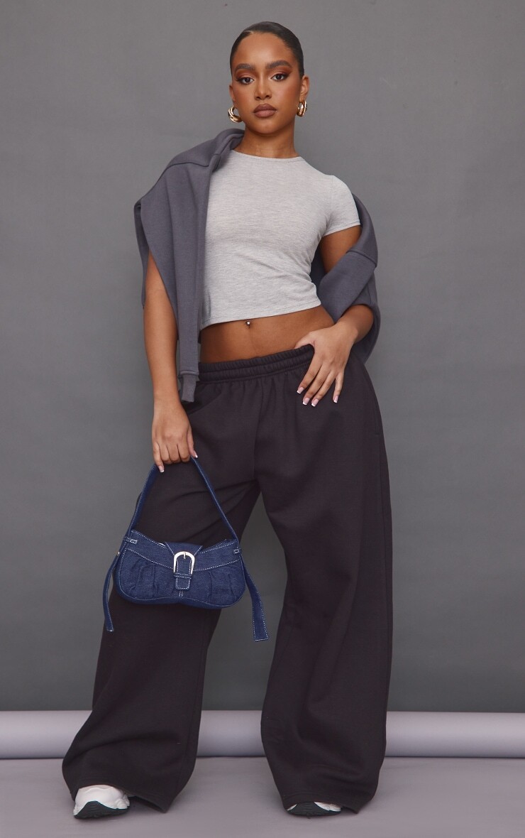 

PrettyLittleThing Миниатюрные черные суперширокие джоггеры
