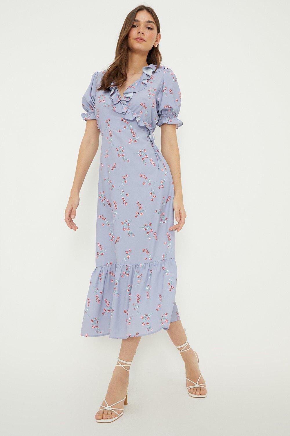 

Синее платье миди с рюшами и запахом спереди с принтом Ditsy Dorothy Perkins, синий