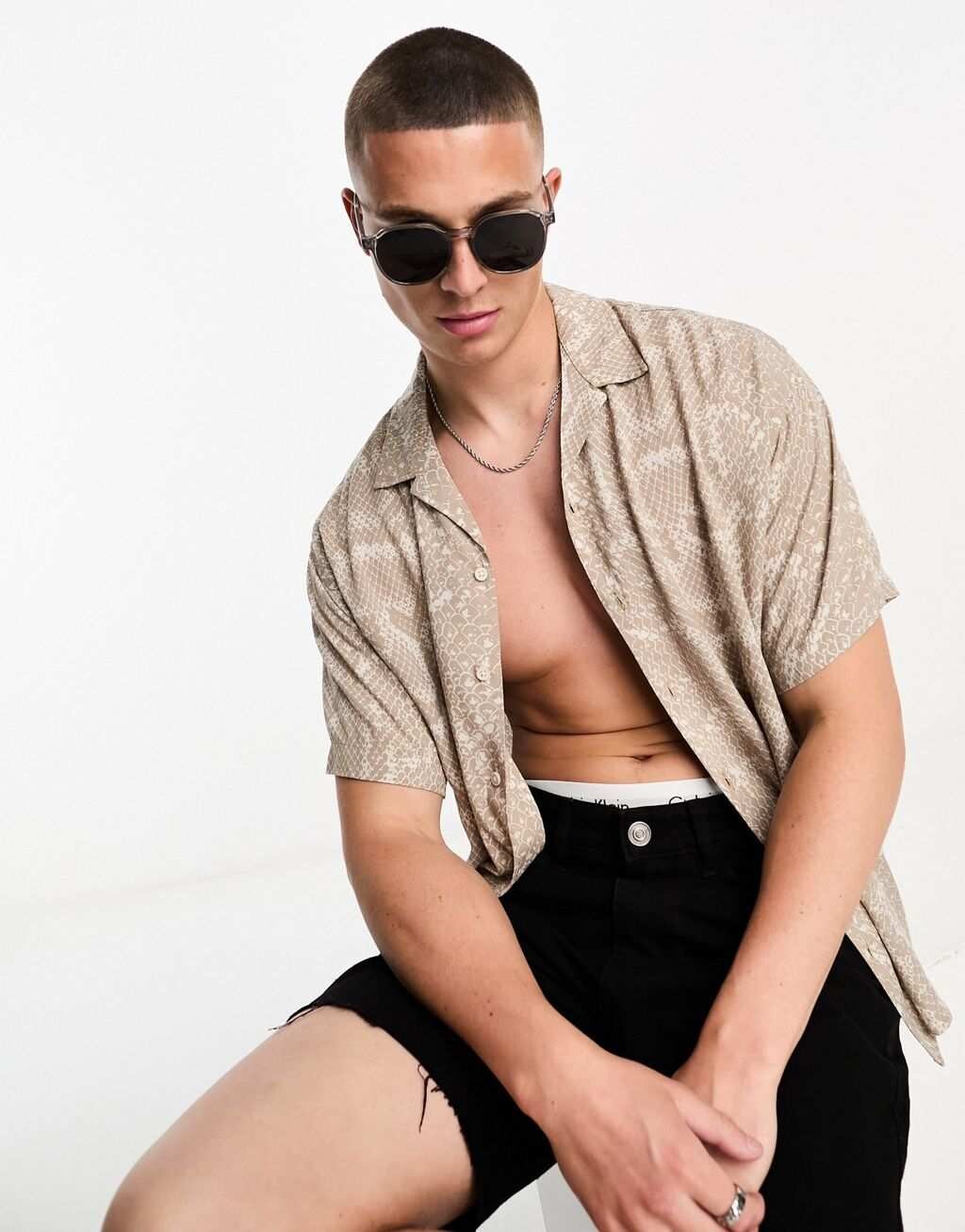 

Бежевая рубашка в стиле оверсайз со змеиным принтом Jack & Jones Originals