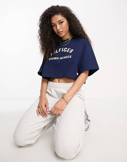 

Темно-синяя укороченная футболка с короткими рукавами и логотипом Tommy Hilfiger x Shawn Mendes, Синий