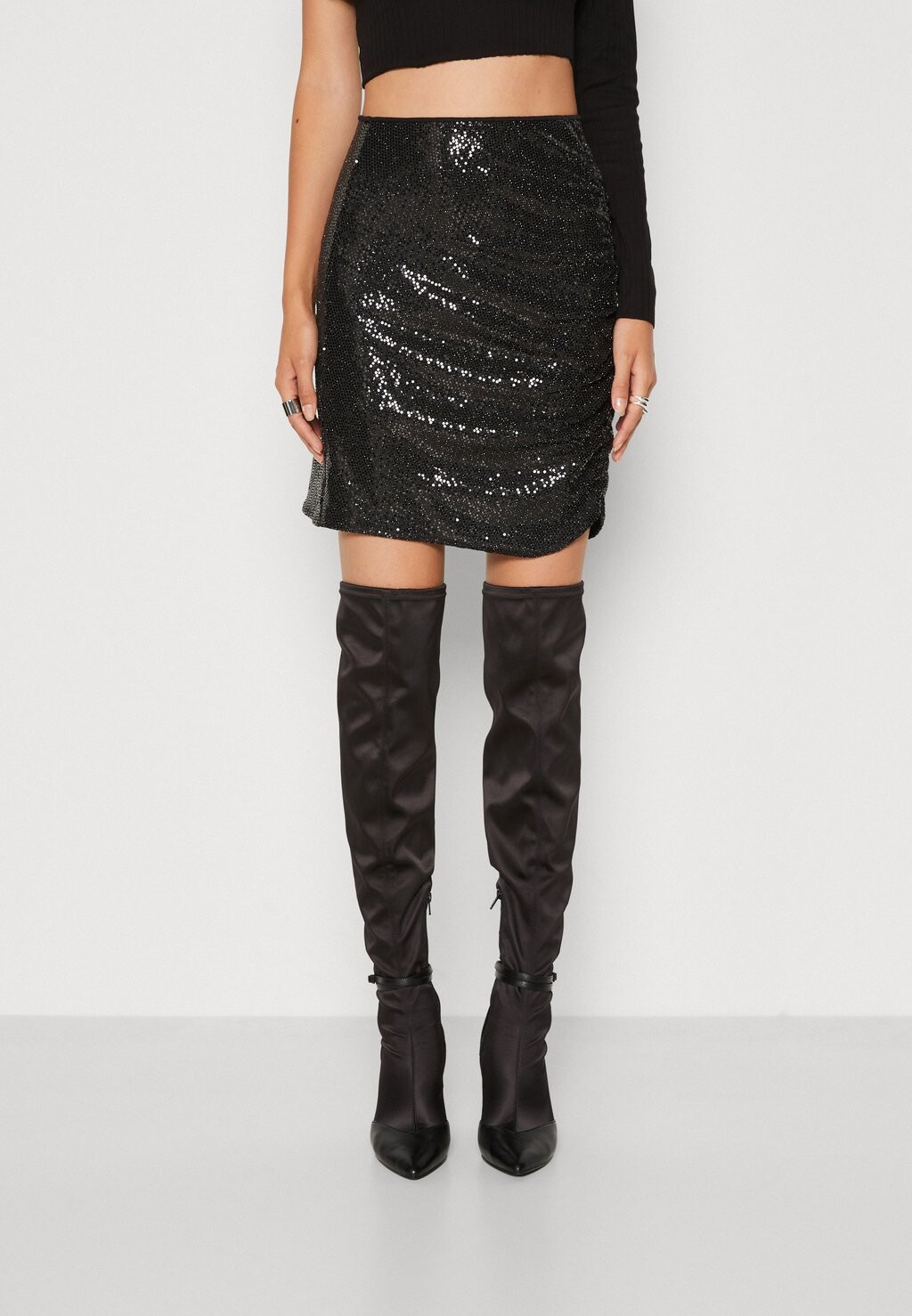 

Мини-юбка ONLY ONLLEONORA VILMA RUSHING SHINE SKIRT, черный