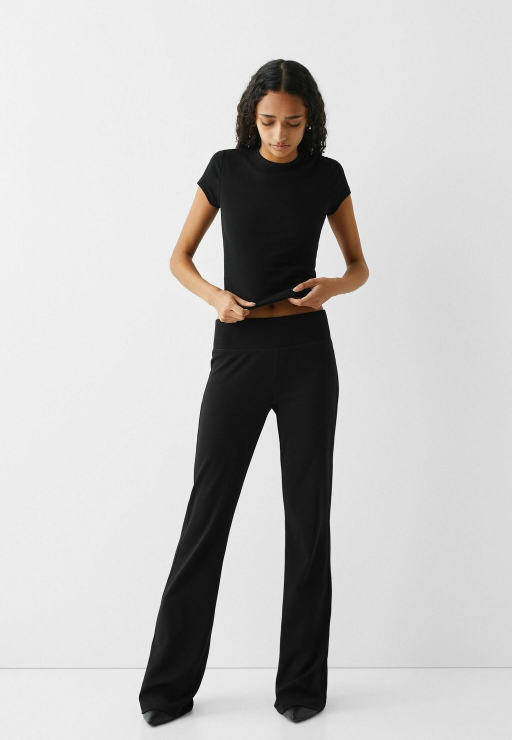 

Тканевые брюки Flared Bershka, цвет Czarny