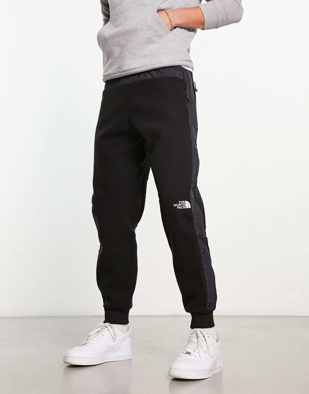 

Черные джоггеры из микрофлиса The North Face NSE Convin