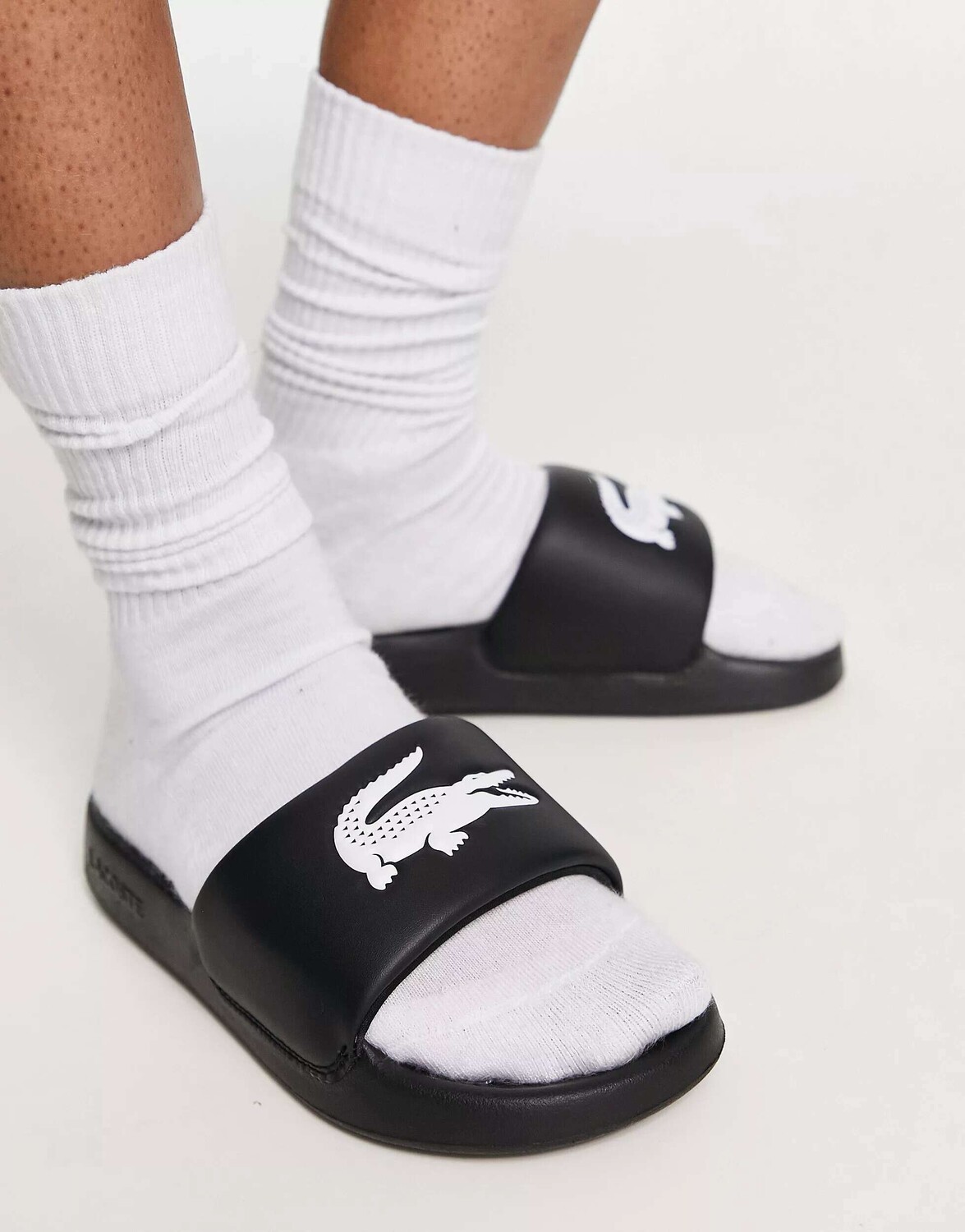 

Черные шлепанцы Lacoste Serve 1.0