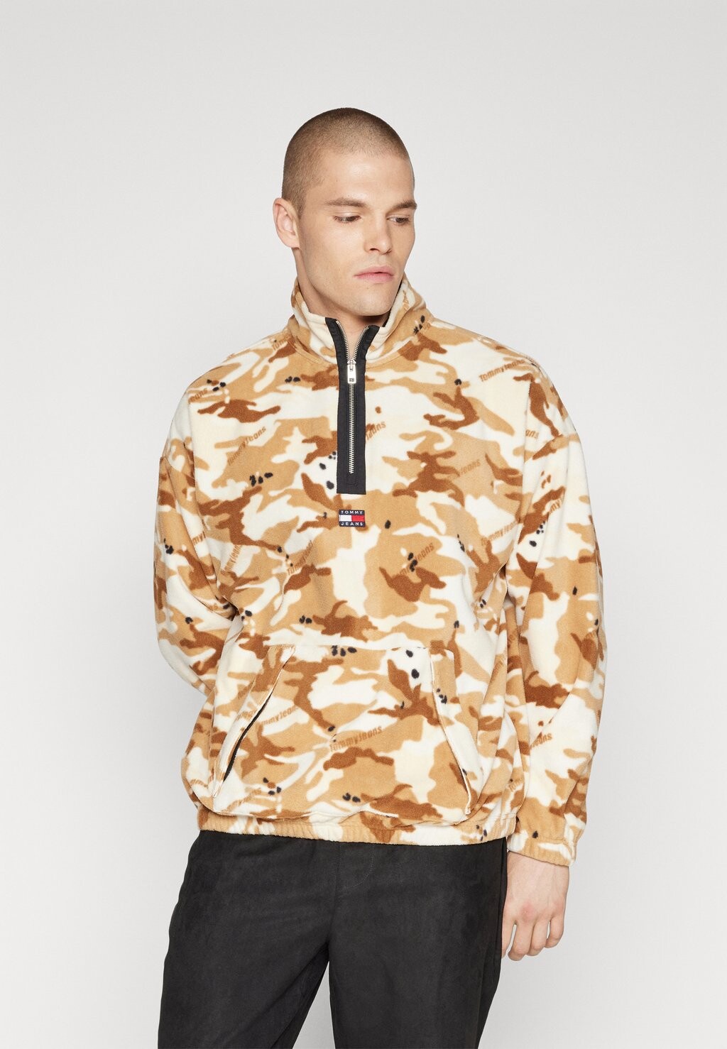 

Флисовый джемпер Tommy Jeans CAMO 1/2 ZIP, лесной/камуфляжный/оливковый