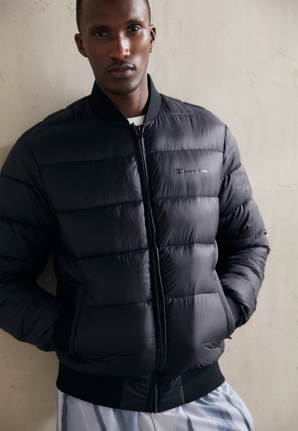 

Зимняя куртка Champion КУРТКА OUTDOOR BOMBER, черный