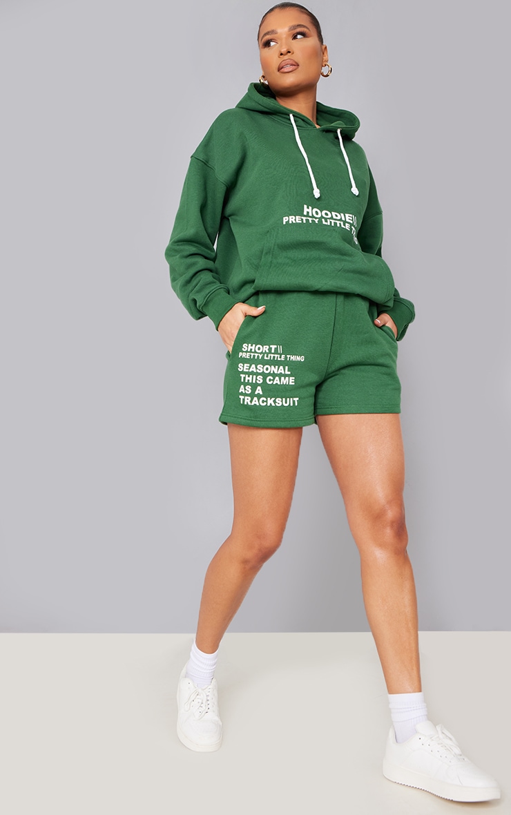 PrettyLittleThing Лесно-зеленые спортивные шорты с принтом