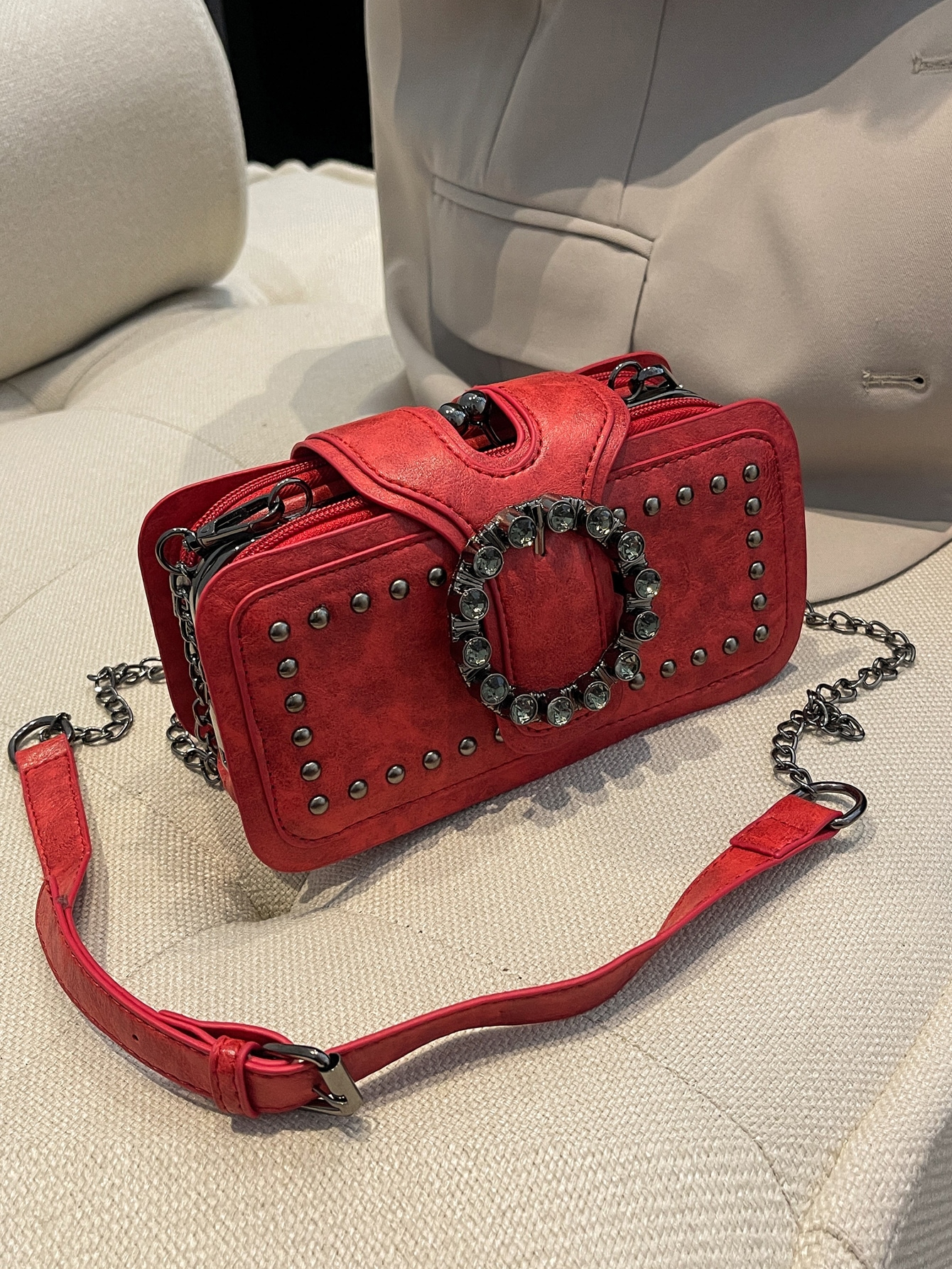 Мини-сумка квадратной формы с заклепками и пряжкой, красный