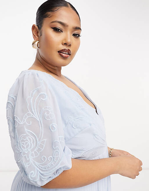 

Синее плиссированное платье макси с вышивкой и ажурным узором ASOS DESIGN Curve