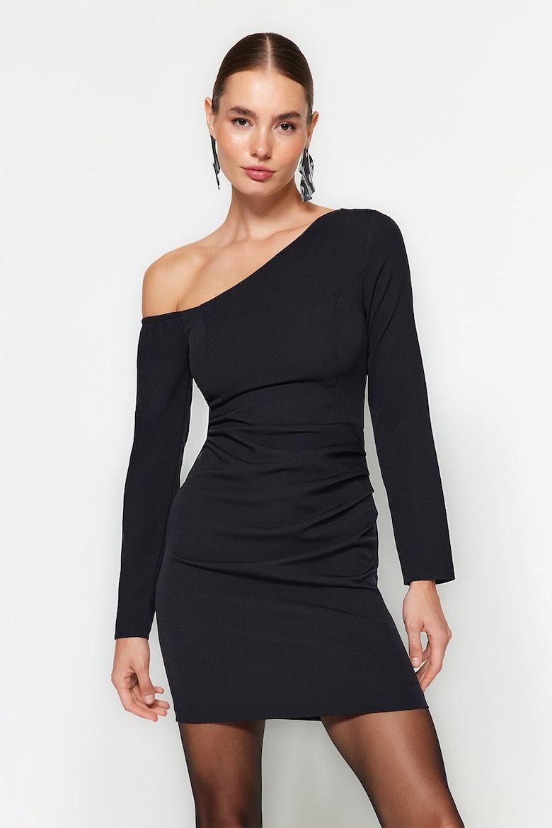 Короткое платье с открытым плечом Trendyol, черный лонгслив черный danya с открытым плечом размер 46