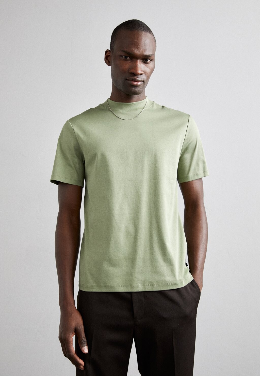 

Футболка базовая ACE MOCK NECK J.LINDEBERG, цвет oil green