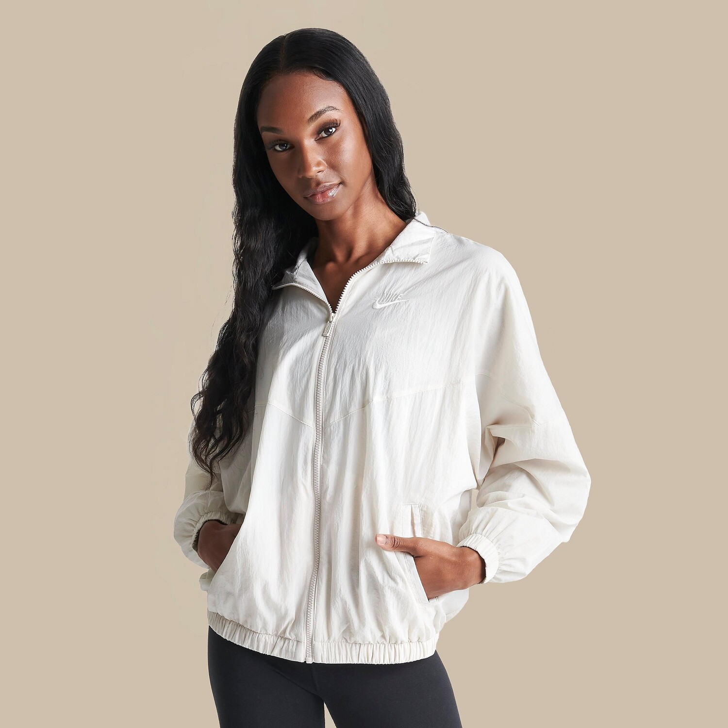 

Женская тканая куртка Nike Sportswear Essential Windrunner, кремовый