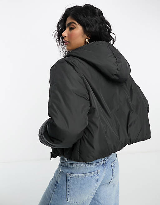 

Черная укороченная дутая куртка с капюшоном ASOS DESIGN